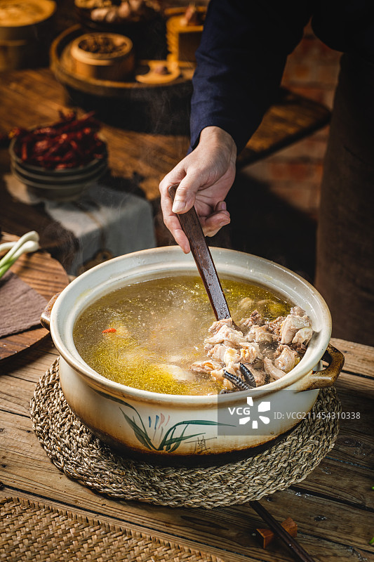 木制背景风格 农家菜 川菜 成都老店 老母鸡汤 煲鸡汤 勺子勾鸡汤 一勺鸡汤图片素材