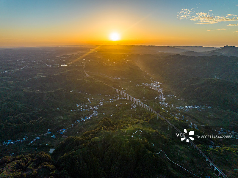 四川雅安茶山高铁日出图片素材