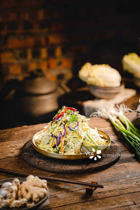 东北老家 传统怀旧 东北菜 豆腐皮粉丝拌黄瓜图片素材