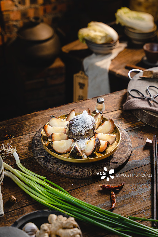 东北老家 传统怀旧 东北菜 北方冻梨 切开装盘的冻梨图片素材