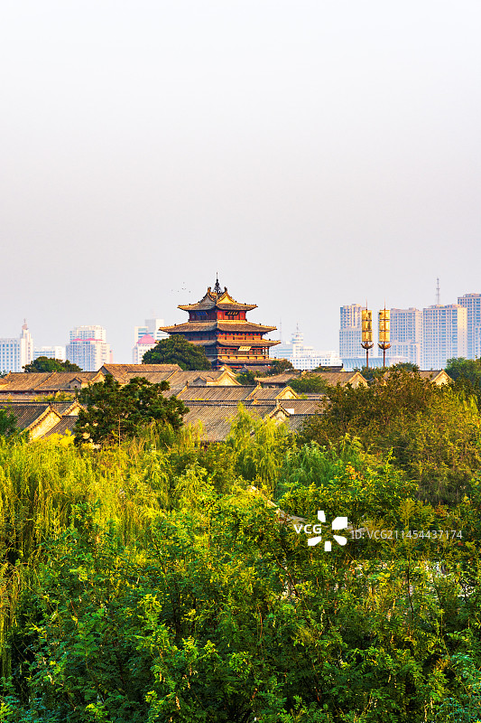 秋日晨光映照下的东昌古城23.09图片素材