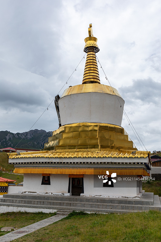 甘肃甘南郎木寺院入口处巨大的宗教建筑白塔图片素材