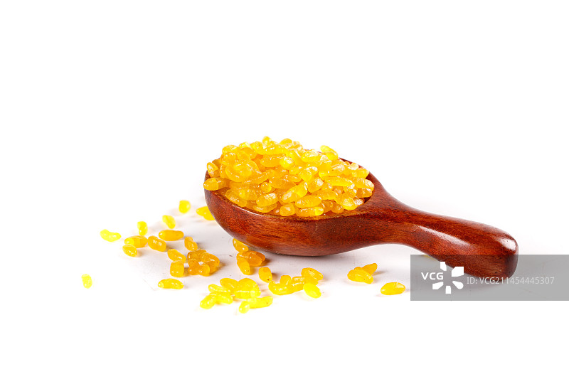 白底上一勺黄金米图片素材