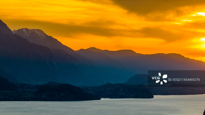 瑞士因特拉肯图恩湖图片素材