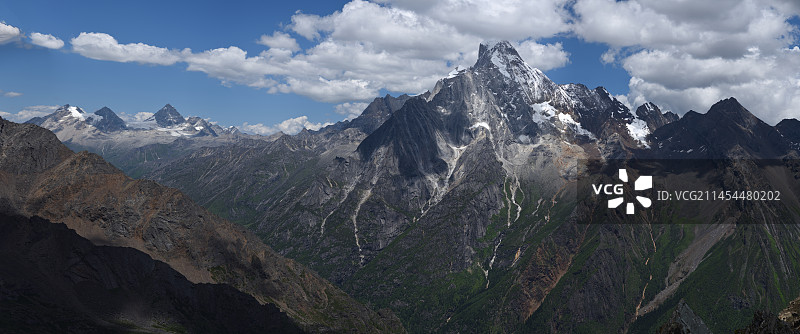 彩虹峰遥望四姑娘山、羊满台和骆驼峰图片素材