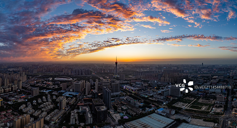 日落时分下的中国河南郑州经济开发区中原福塔高视角航拍城市户外风光全景鸟瞰高清大图图片素材