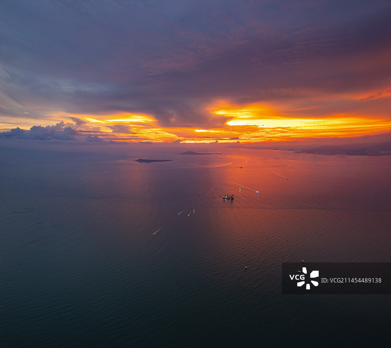 海南三亚鹿回头三亚湾航拍晚霞火烧云图片素材