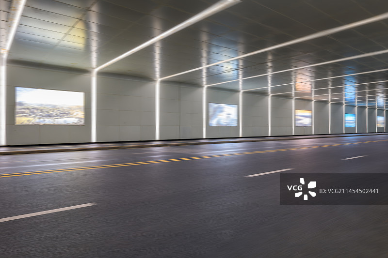 具有时尚元素灯光效果的成都天府新区隧道桥，如画廊般地展示有成都城市风光图片图片素材