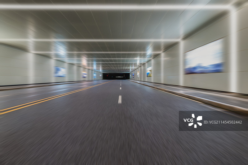 具有时尚元素灯光效果的成都天府新区隧道桥，如画廊般地展示有成都城市风光图片图片素材