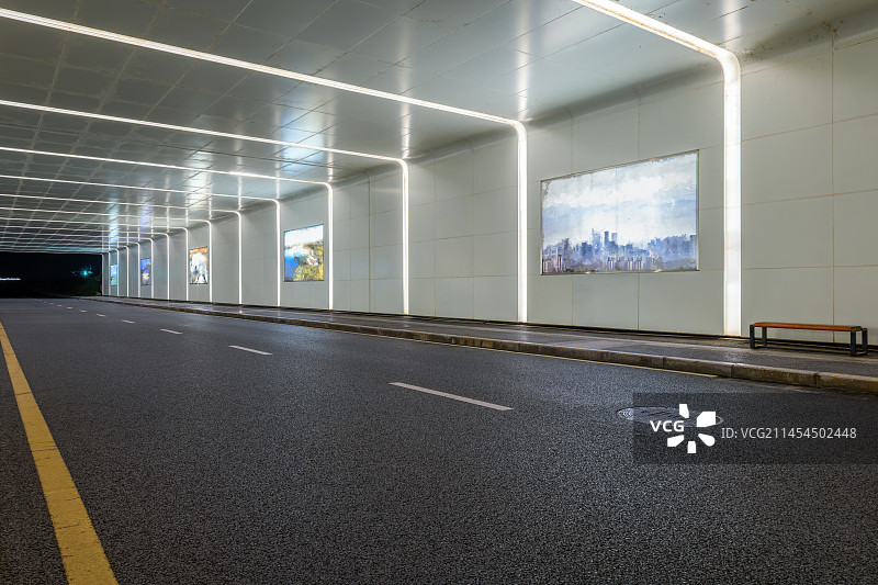 具有时尚元素灯光效果的成都天府新区隧道桥，如画廊般地展示有成都城市风光图片图片素材