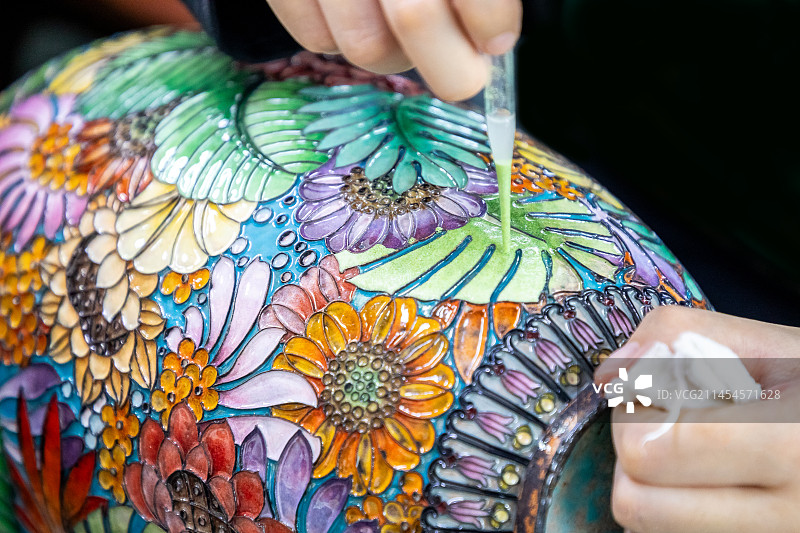 景泰蓝博物馆中的点蓝工艺制作图片素材