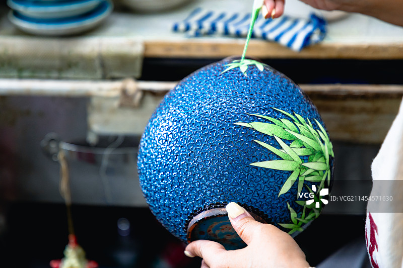 景泰蓝博物馆中的点蓝工艺制作图片素材