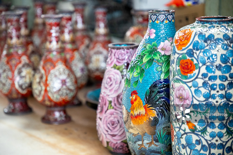 博物馆中五颜六色的景泰蓝瓶子依次排列图片素材