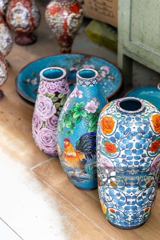 博物馆中五颜六色的景泰蓝瓶子依次排列图片素材