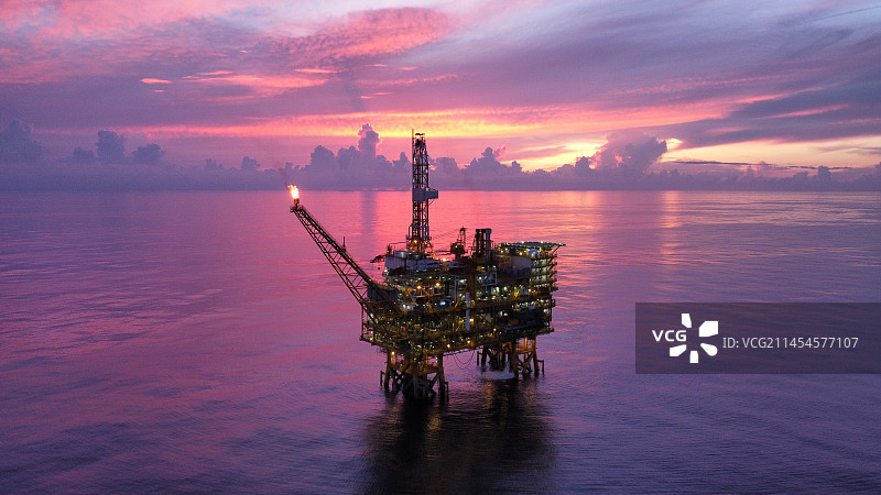 夜幕下的海上石油开采平台图片素材