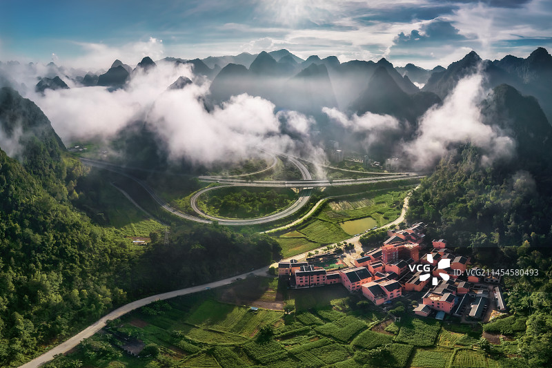 美丽新农村，交通便捷图片素材