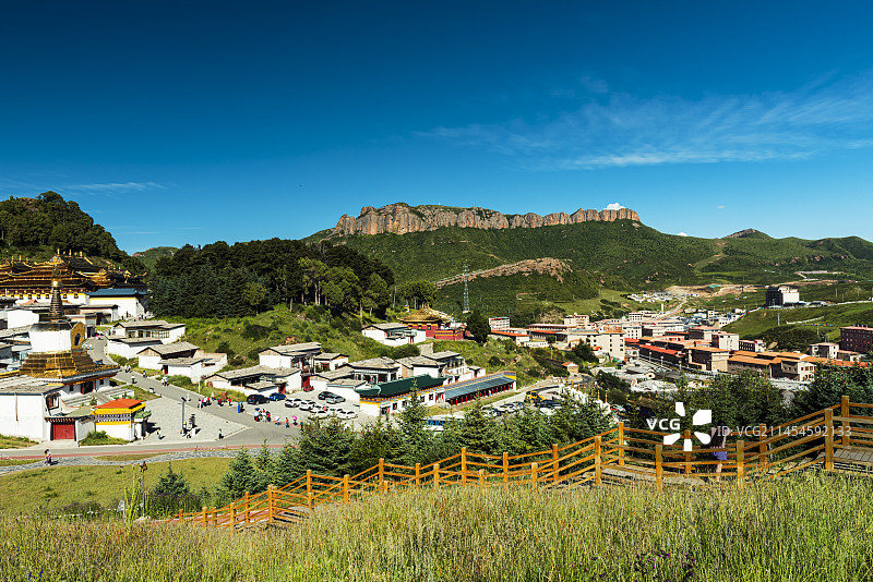红石崖下郎木寺图片素材