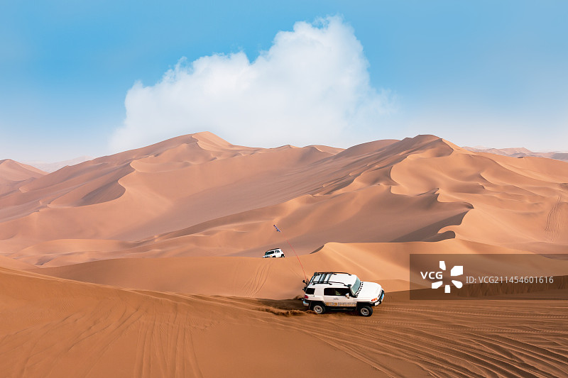 沙漠越野车在库木塔格沙漠越野车营地的沙山上奔驰图片素材