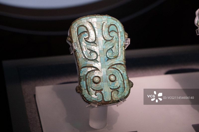 夏朝嵌绿松石兽面纹铜牌饰图片素材