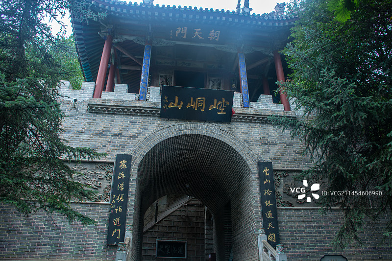 中国甘肃平凉崆峒山风景名胜区的古建筑图片素材