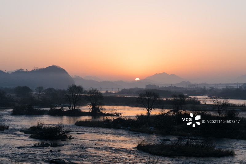 江畔日出图片素材
