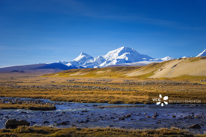 希夏邦马脚下峰山水雪山风光图片素材