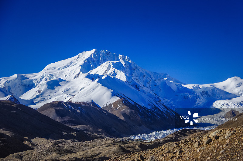 希夏邦马脚下峰山水雪山风光图片素材
