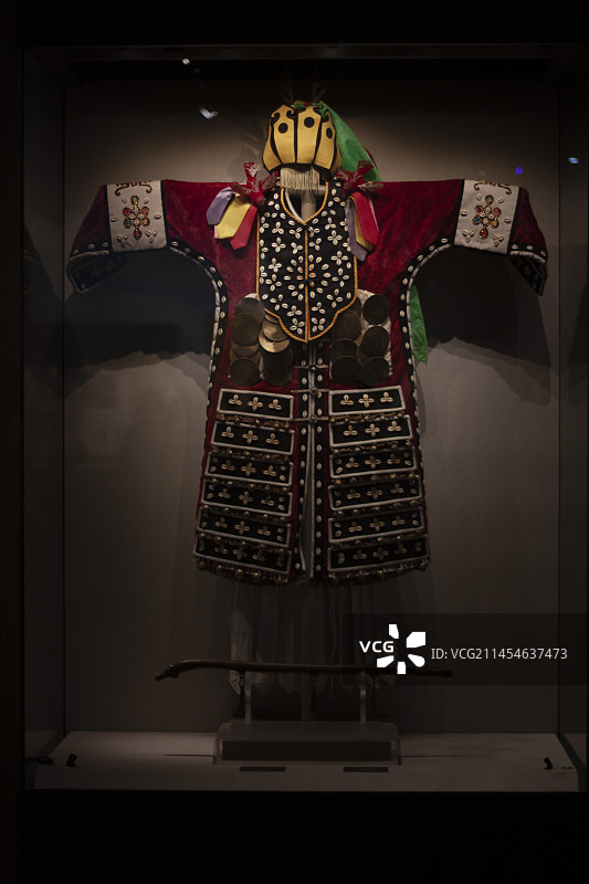神鸟木肩饰贝铜件袍服式萨满服 内蒙古博物院图片素材