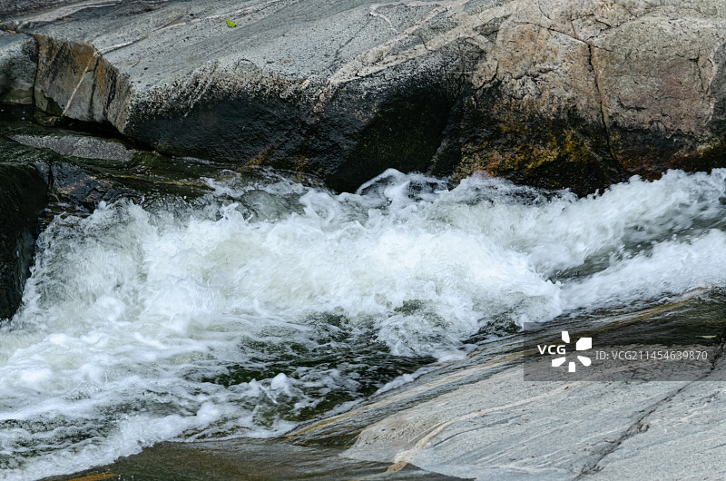 中国非都市风光拍摄主题，山东泰安国内著名景点泰山风景区，黑龙潭瀑布，户外白昼无人图像摄影图片素材
