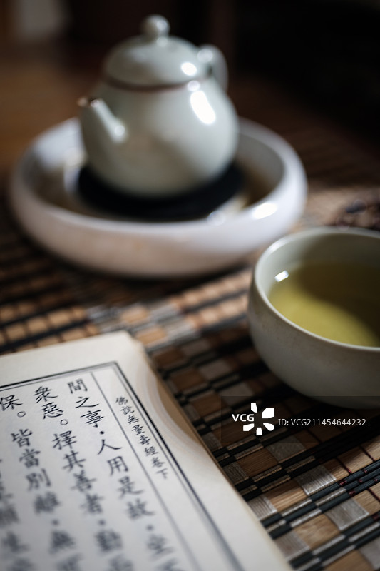 一杯夜茶安抚心灵图片素材