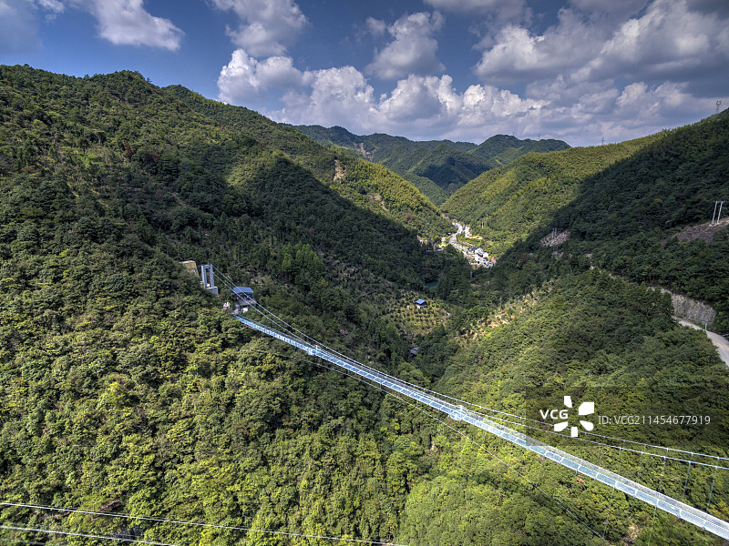 浙江磐安县风崖谷景区玻璃桥航拍图片素材