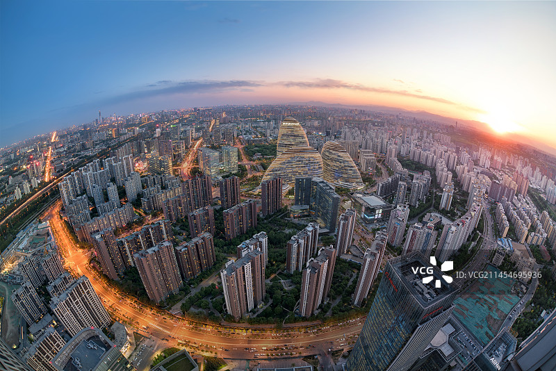 中国北京日落时分的建筑群图片素材