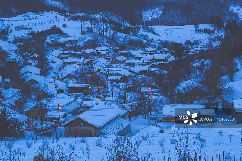 入夜的松岭雪村静悄悄图片素材