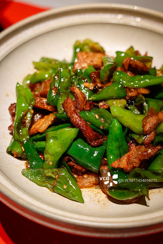 桌上盘子里的中餐食物图片素材