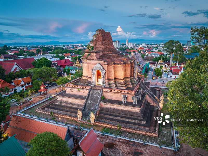 泰国清迈古城大佛塔契迪龙寺建筑航拍夜景风光图片素材
