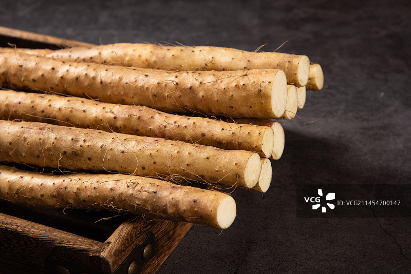 桌上新鲜的铁棍山药图片素材