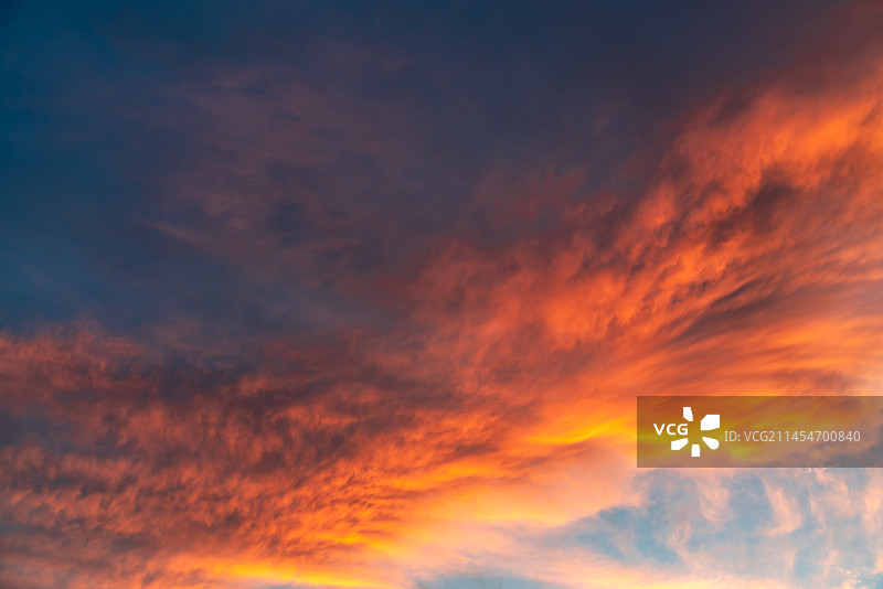 日落时多云天空的低角度视图图片素材