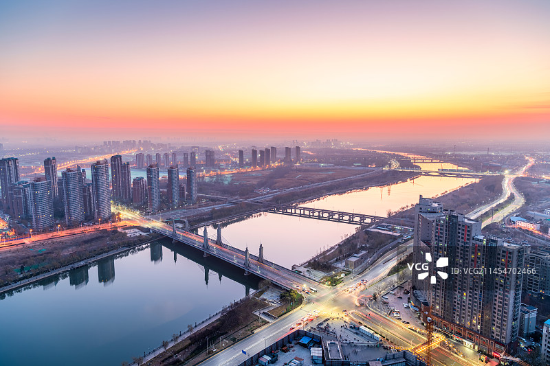 通州城市副中心运河商务区上的彩虹桥日出图片素材