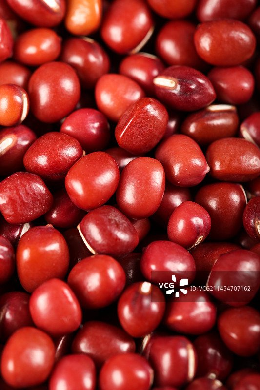 木底上的红豆图片素材