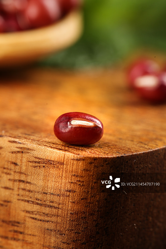 木底上的红豆图片素材