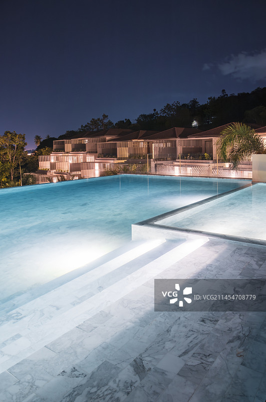 泰国苏梅岛热带岛屿度假村酒店无边际游泳池夜景图片素材