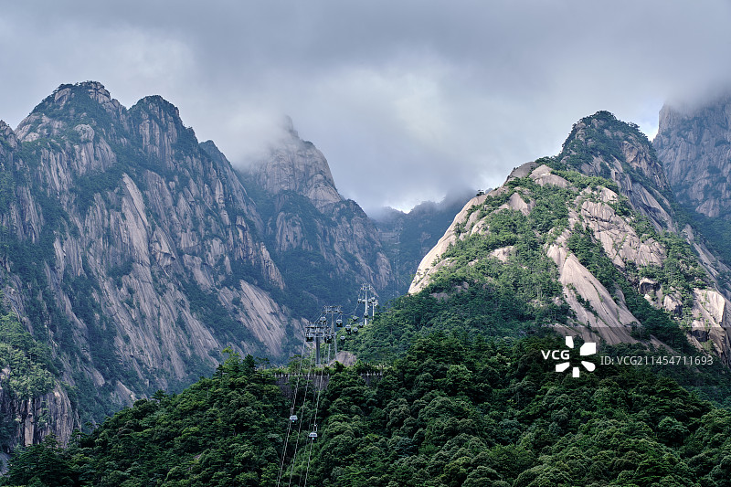 安徽黄山云海缭绕的玉屏索道图片素材
