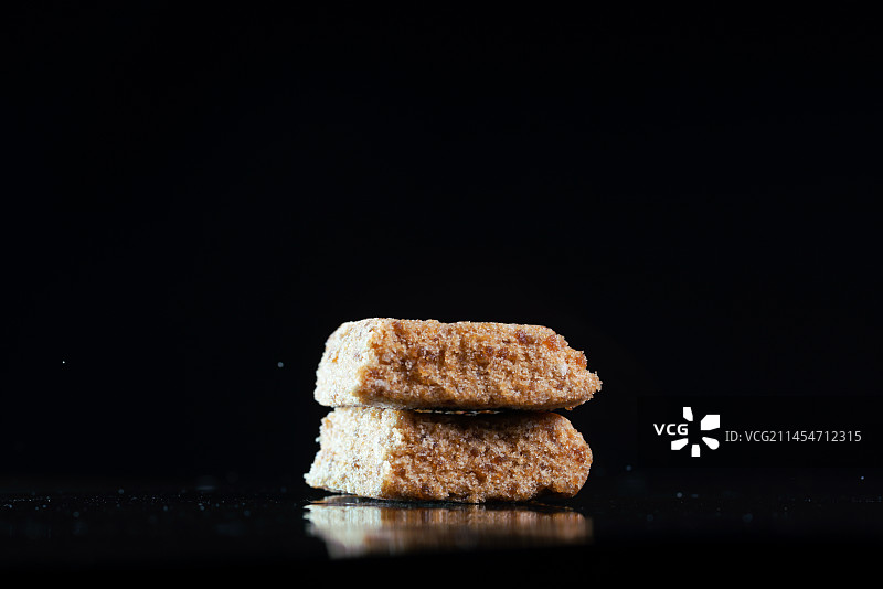 红糖桂花糕在黑色背景上跳起来高速棚拍广告素材图片素材