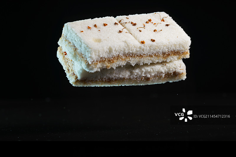 红糖桂花糕在黑色背景上跳起来高速棚拍广告素材图片素材