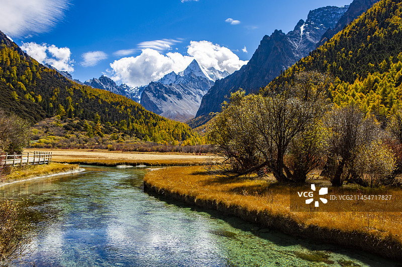 稻城亚丁 秋季天花板 徒步天堂 洛绒牛场图片素材