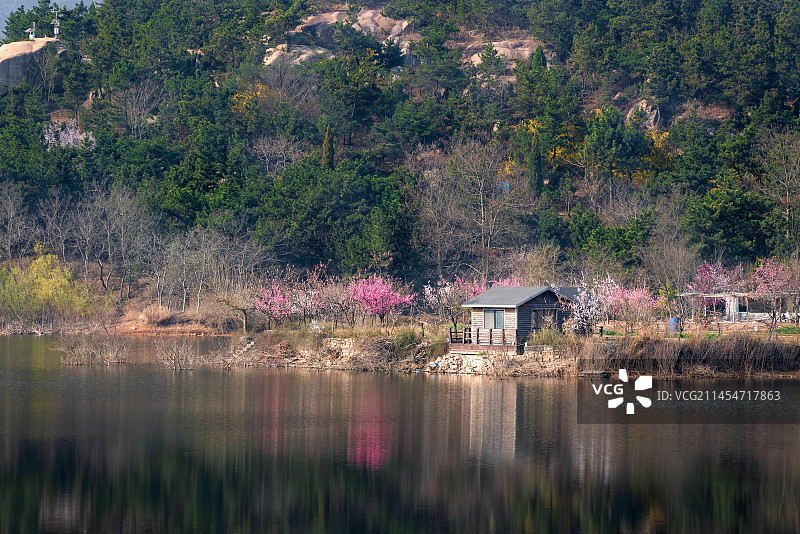 倒影中的大珠山映山湖春光图片素材