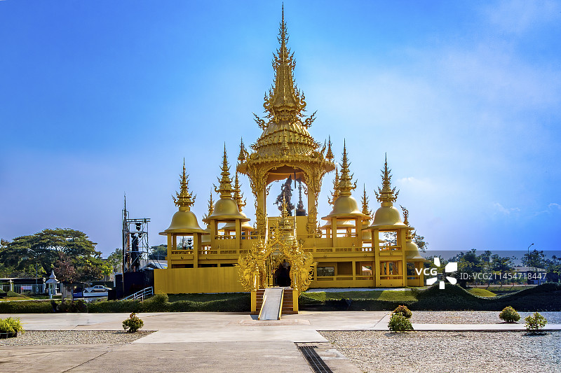 清莱白庙中的金色建筑图片素材