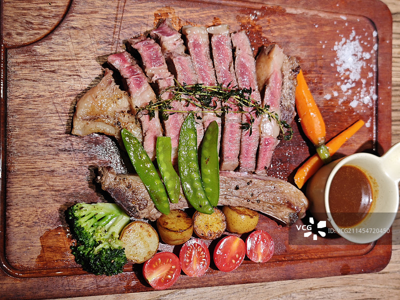 西餐美食战斧牛排的特写图片素材