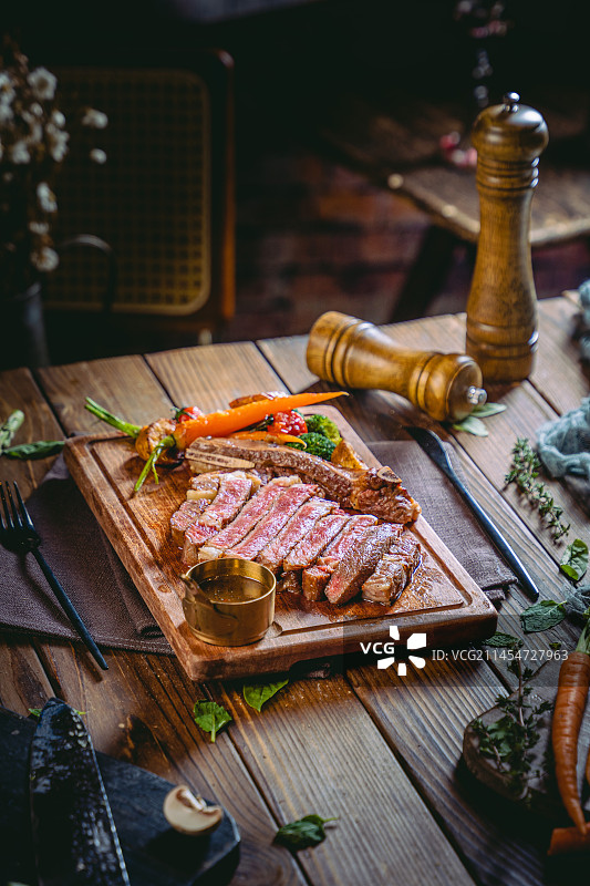 西式乡村风格 乡下餐桌上的五成熟西冷牛排图片素材