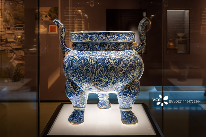 景德镇御窑博物院藏明永乐青花江崖海水纹三足炉图片素材